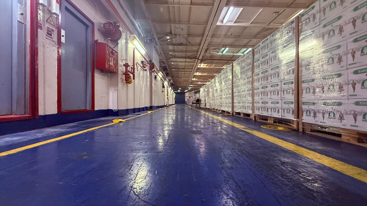 Gazze için insani yardım malzemesi taşıyan 17. "İyilik Gemisi" Mısır'ın El-Ariş Limanı'na...