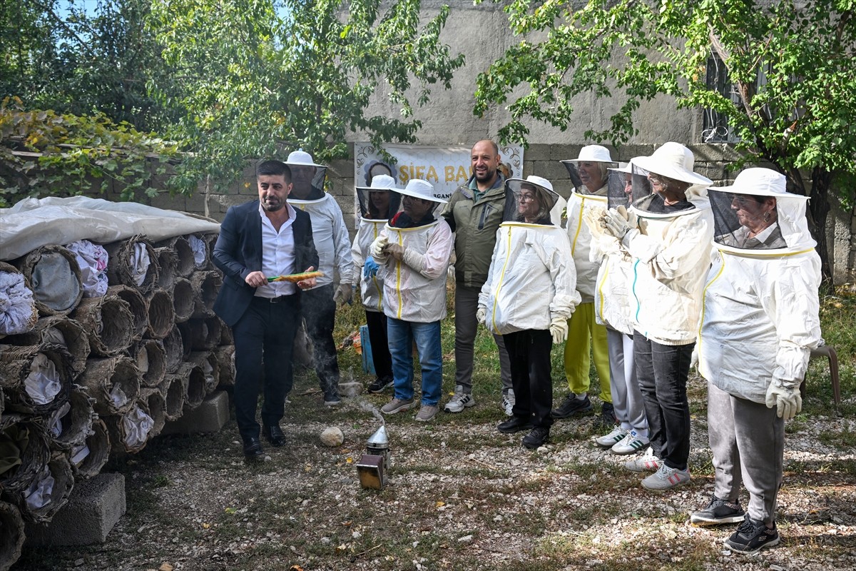 Giresun'dan Van'a gelen 50 kişilik turist kafilesi, bir arıcının üretim sahasını ziyaret ederek...