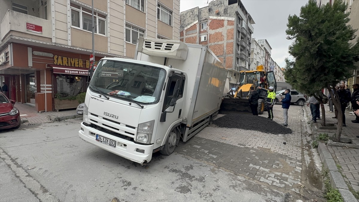 Güngören Haznedar Mahallesi Tevfik Fikret Sokak'ta seyir halindeki 34 EZH 093 plakalı kamyon...