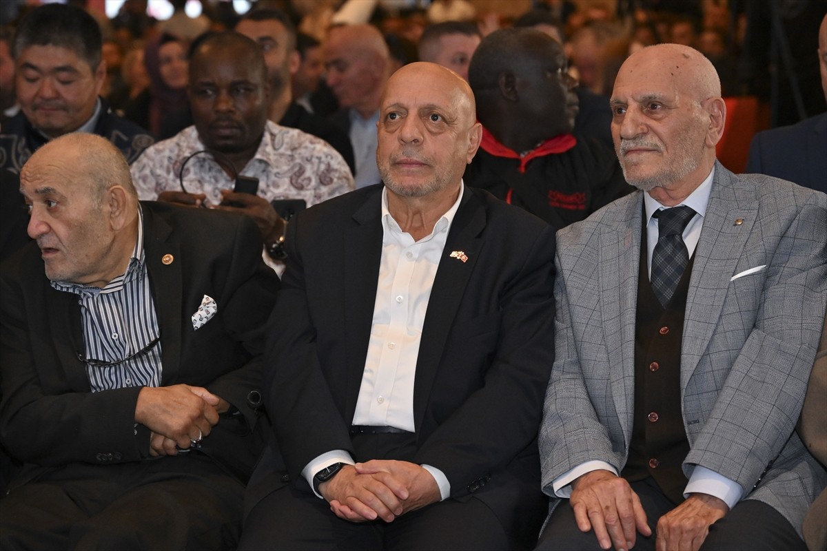 HAK-İŞ'in 50. kuruluş yıl dönümü etkinlikleri kapsamında bir otelde "Emek Kahramanları Ödül...