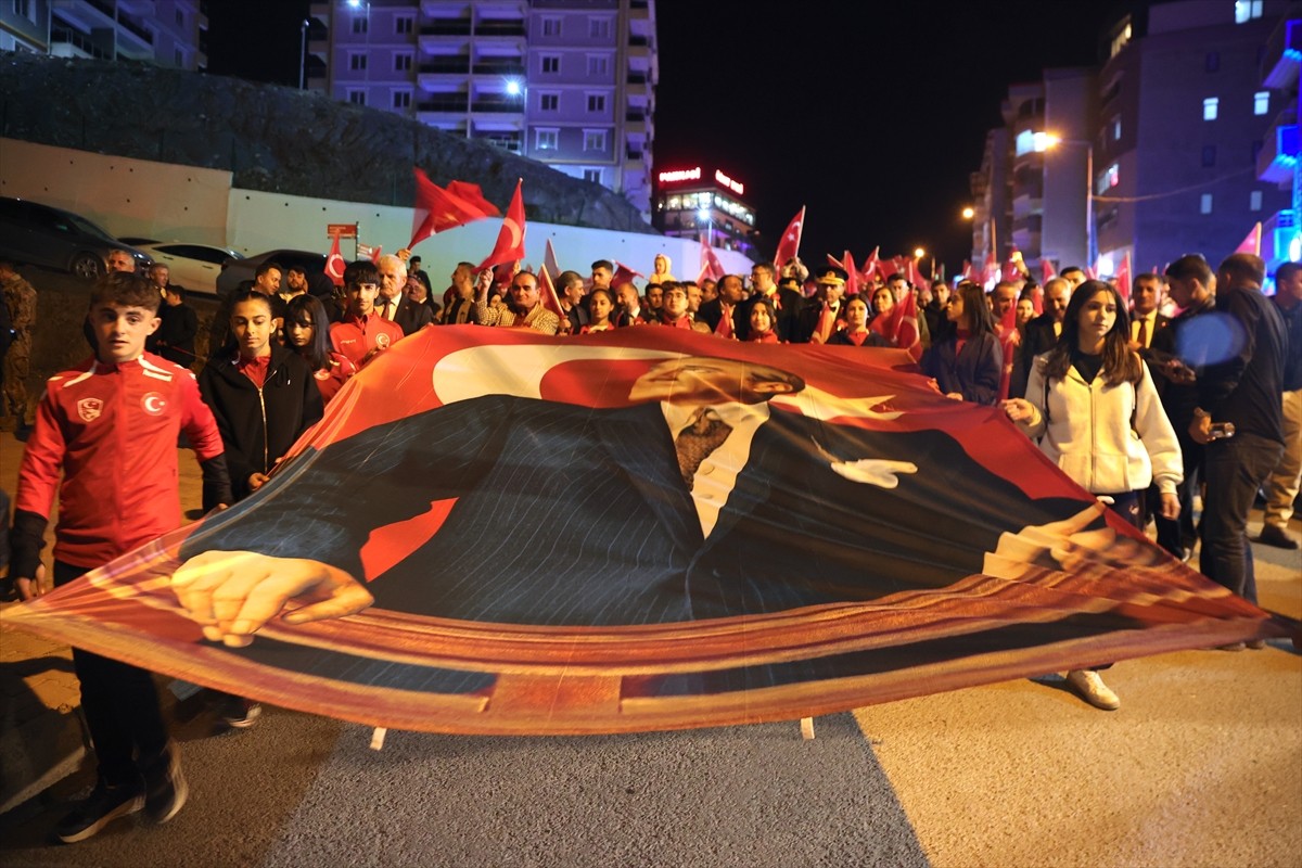 Hakkari'de 29 Ekim Cumhuriyet Bayramı ve Cumhuriyet'in 102. yıl dönümü dolayısıyla kortej yürüyüşü...