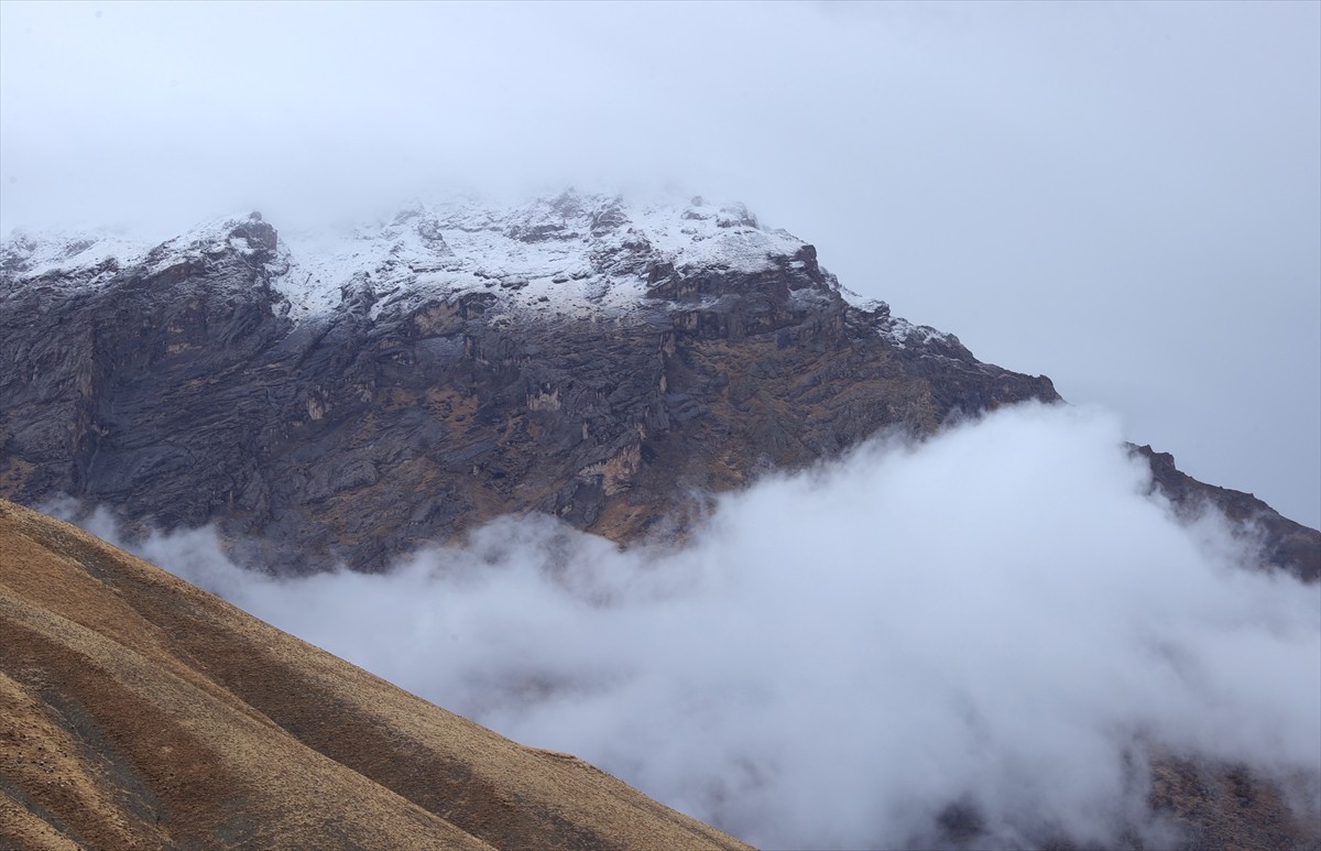 Hakkari'de dün başlayan sağanağın ardından yüksek kesimlere kar yağdı. Kentte iki gündür etkili...