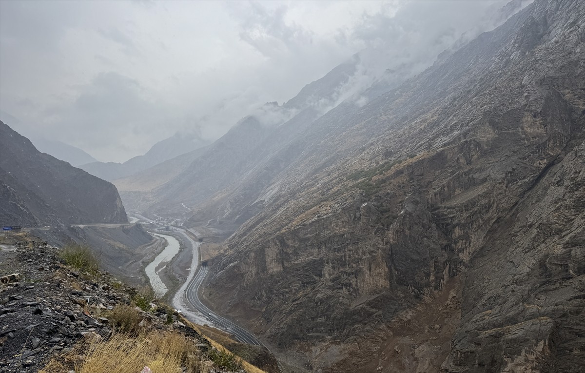 Hakkari'de sağanak nedeniyle bazı yollarda su birikintileri oluştu.