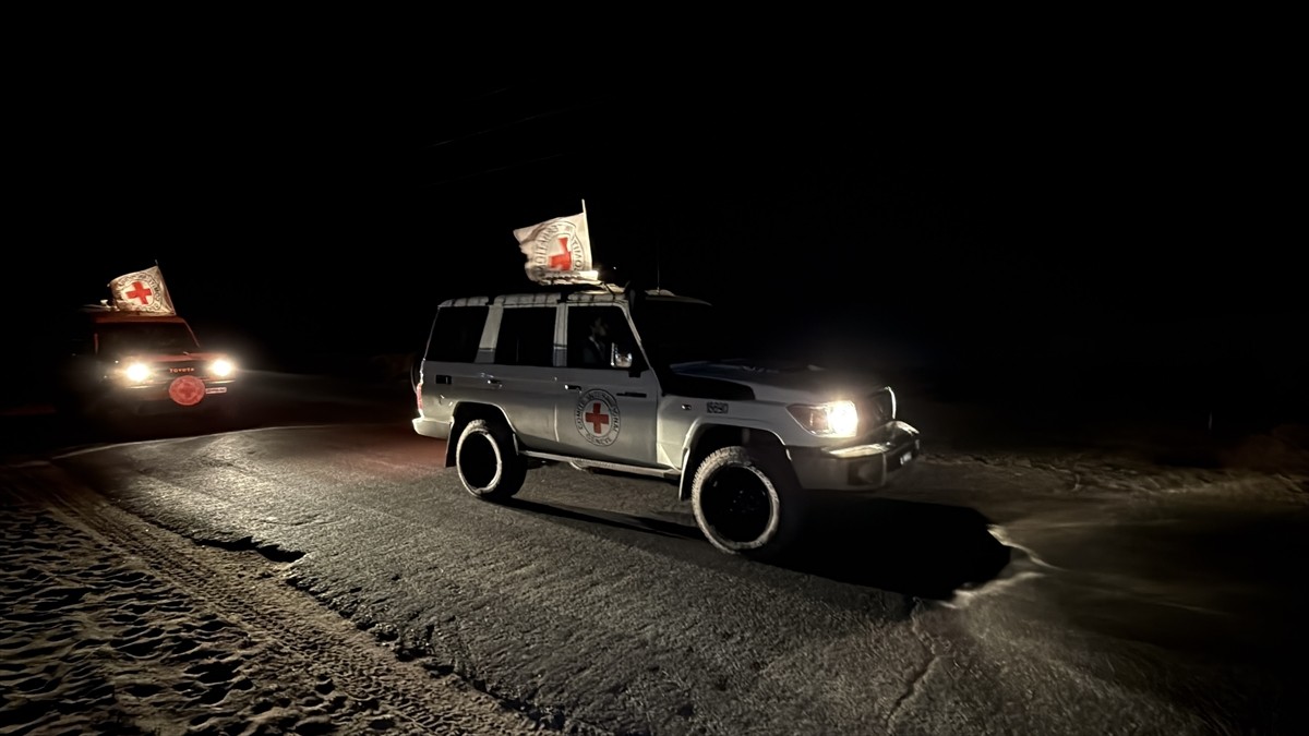 Hamas'ın askeri kanadı İzzeddin el-Kassam Tugayları'nın İsrailli 2 esirin cesedini daha...