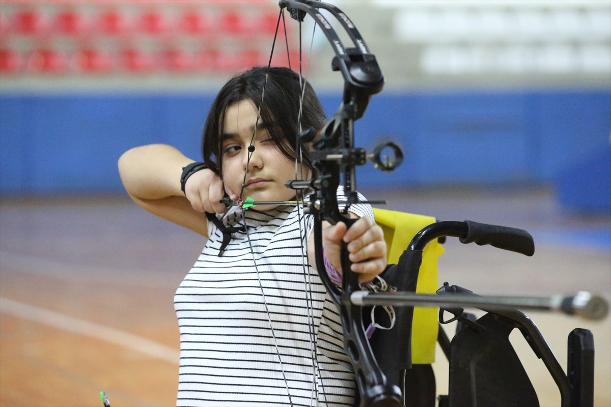 Hatay'da anne ve ablası ile bacaklarını kaybettiği depremin ardından para okçulukta kendini...