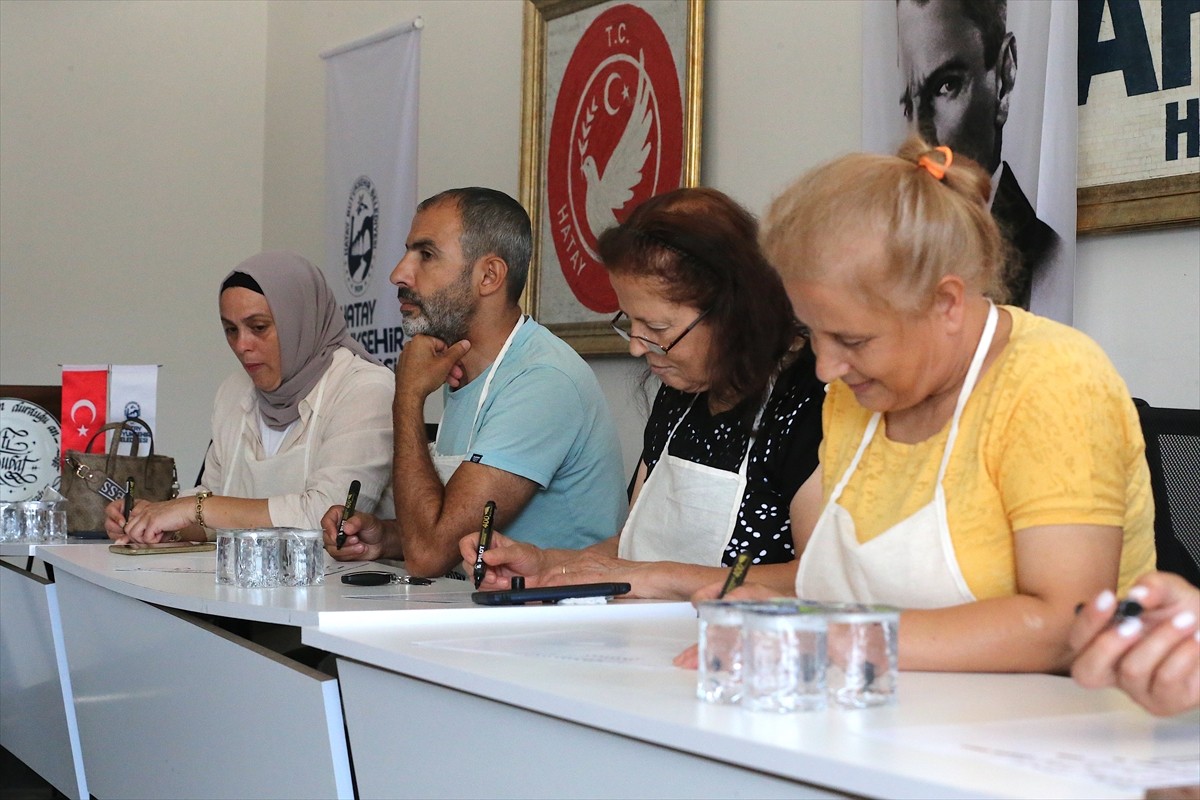 Hatay'da depremzede sanatçılar, Büyükşehir Belediyesince başlatılan "atölye günleri" etkinliğinde...