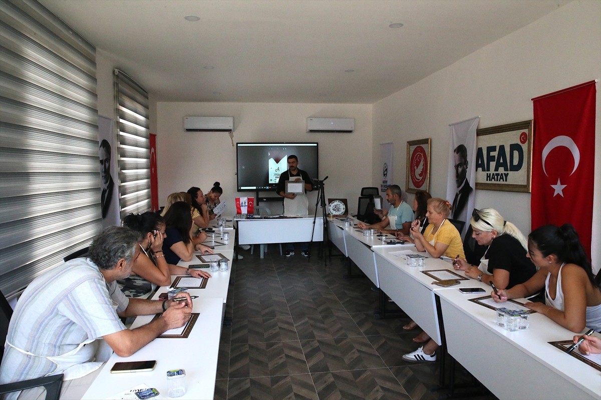 Hatay'da depremzede sanatçılar, Büyükşehir Belediyesince başlatılan "atölye günleri" etkinliğinde...