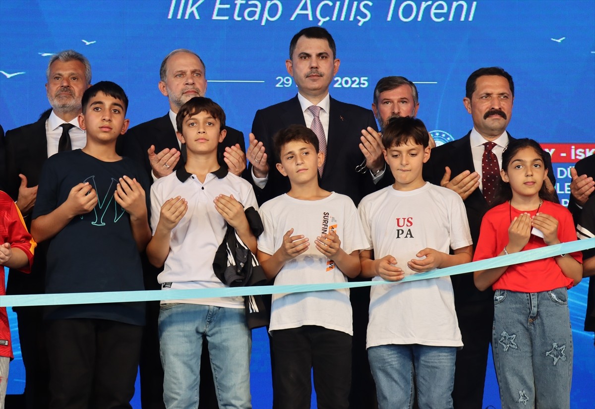 Hatay'ın İskenderun ilçesinde "Sahil Düzenleme ve Yenileme Projesi"nin ilk etap açılış törenini...
