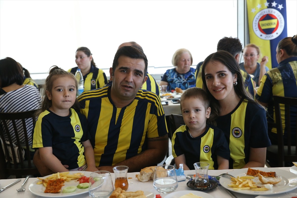 Hatay'ın İskenderun ilçesinde yakalandığı beyin kanserini tedavi sonucu atlatan Fenerbahçeli 3...