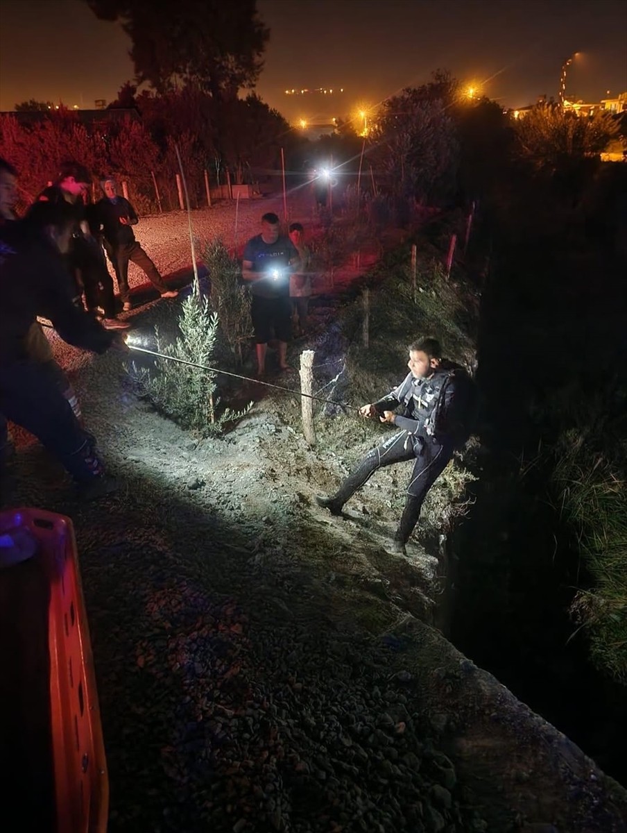 Hatay'ın merkez Antakya ilçesinde, kontrolden çıkarak Asi Nehri'ne devrilen üç tekerlekli...