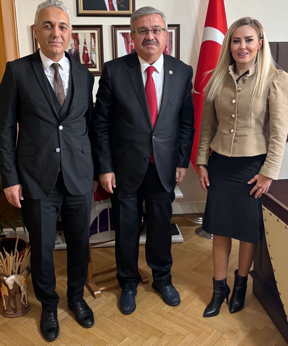 Hekimsen Genel Başkanı Adil Kurban (solda), TBMM Başkanlık Divanı Katip Üyesi İbrahim...