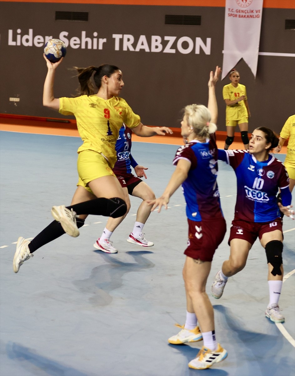 Hentbol Kadınlar Süper Lig'in 3. hafta erteleme maçında, Ortahisar Belediyespor, sahasında...