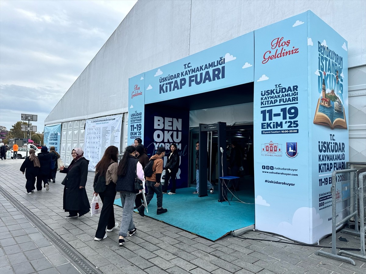 Her yaştan binlerce kitap meraklısı, Üsküdar Meydanı'nda kitap, kültür ve edebiyatla buluştu....