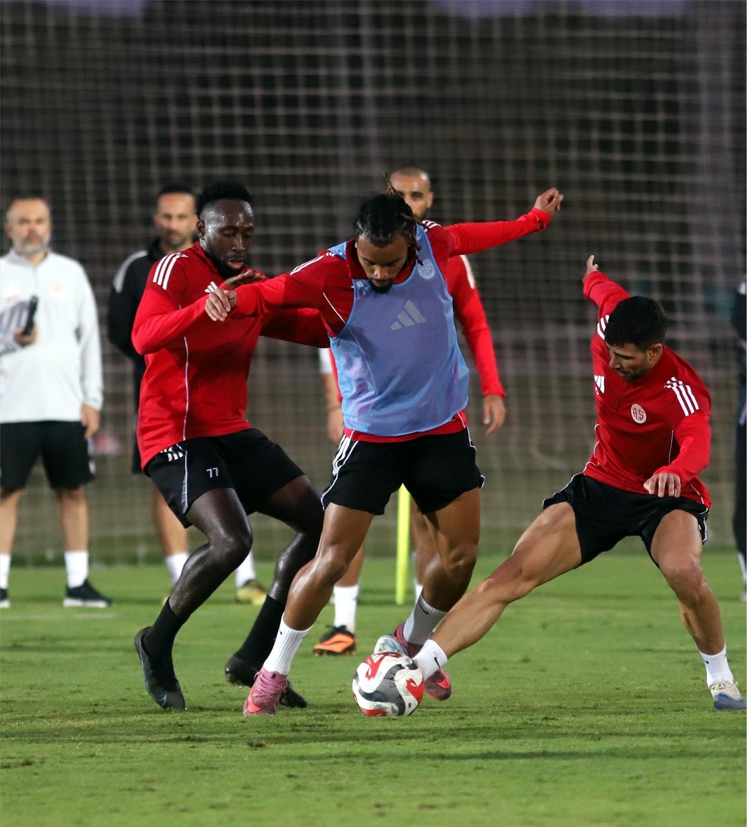 Hesap.com Antalyaspor, Trendyol Süper Lig'in 9. haftasında deplasmanda Gaziantep FK ile yapacağı...