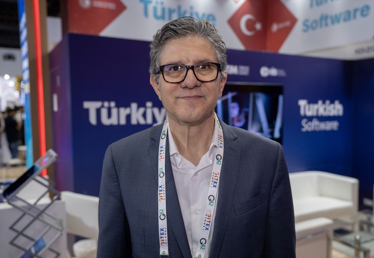 Hizmet İhracatçıları Birliği (HİB) Yönetim Kurulu Üyesi İlhan Bağören, Dubai'de düzenlenen...