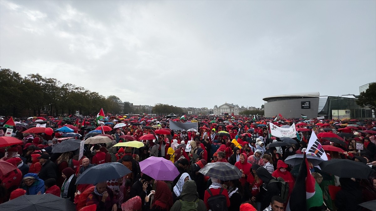 Hollanda'nın başkenti Amsterdam’da toplanan yaklaşık 250 bin kişi, hükümetin İsrail yanlısı...