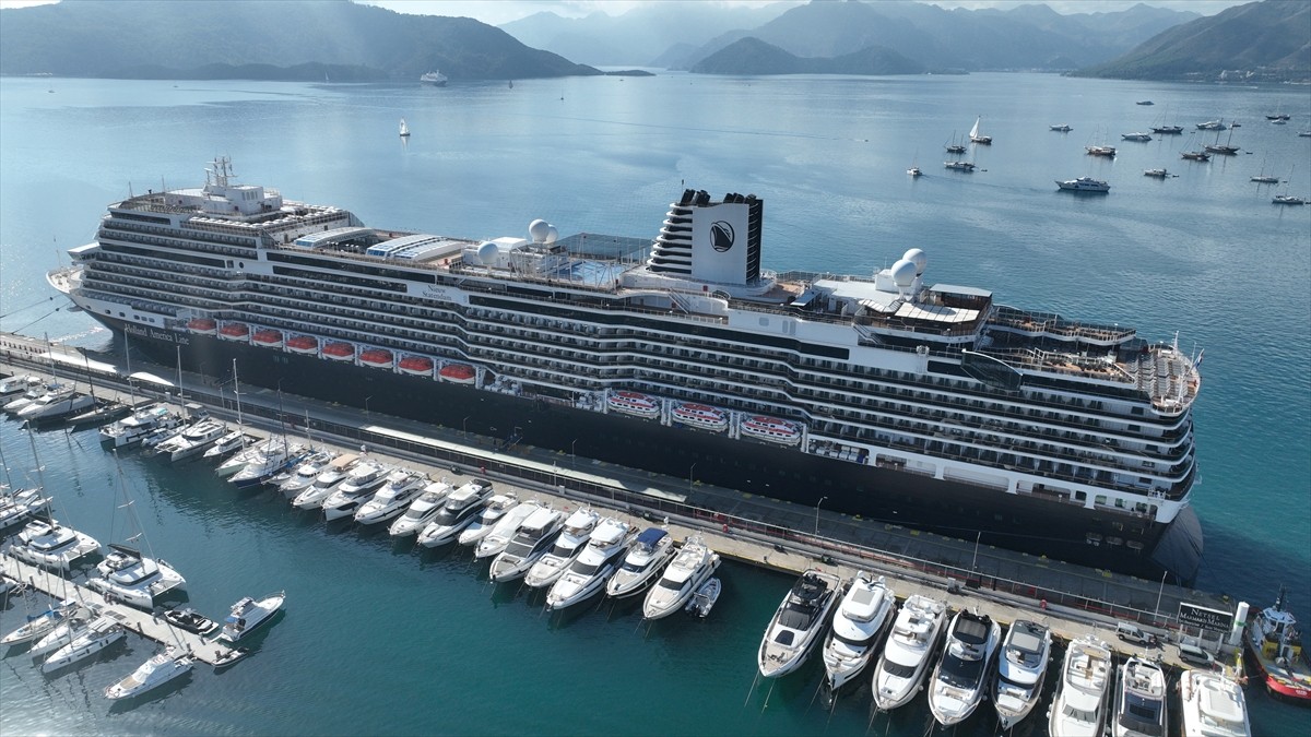 Hollanda bayraklı "MS Nieuw Statendam" isimli kruvaziyer, 2 bin 594 yolcusuyla Muğla'nın Marmaris...