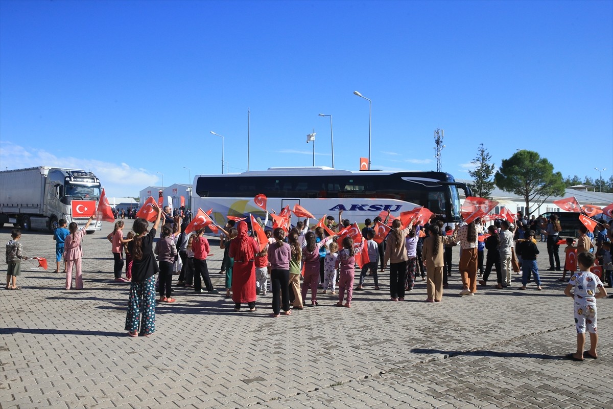 İç savaş nedeniyle Türkiye'ye sığınan Suriyelilerin 61 yıllık Baas rejiminin devrilmesi sonrasında...