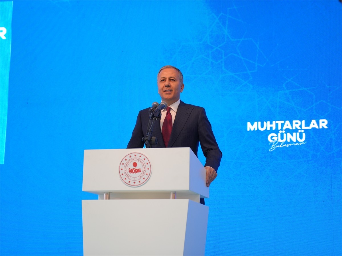 İçişleri Bakanı Ali Yerlikaya, Diyarbakır'daki temasları kapsamında merkez Bağlar ilçesindeki bir...