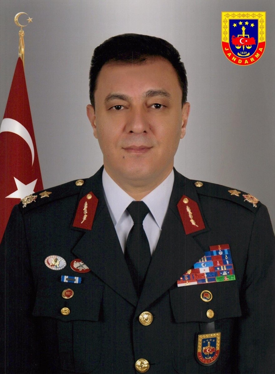 İçişleri Bakanı Ali Yerlikaya, geçirdiği kalp krizi sonucu hayatını kaybeden Jandarma Genel...