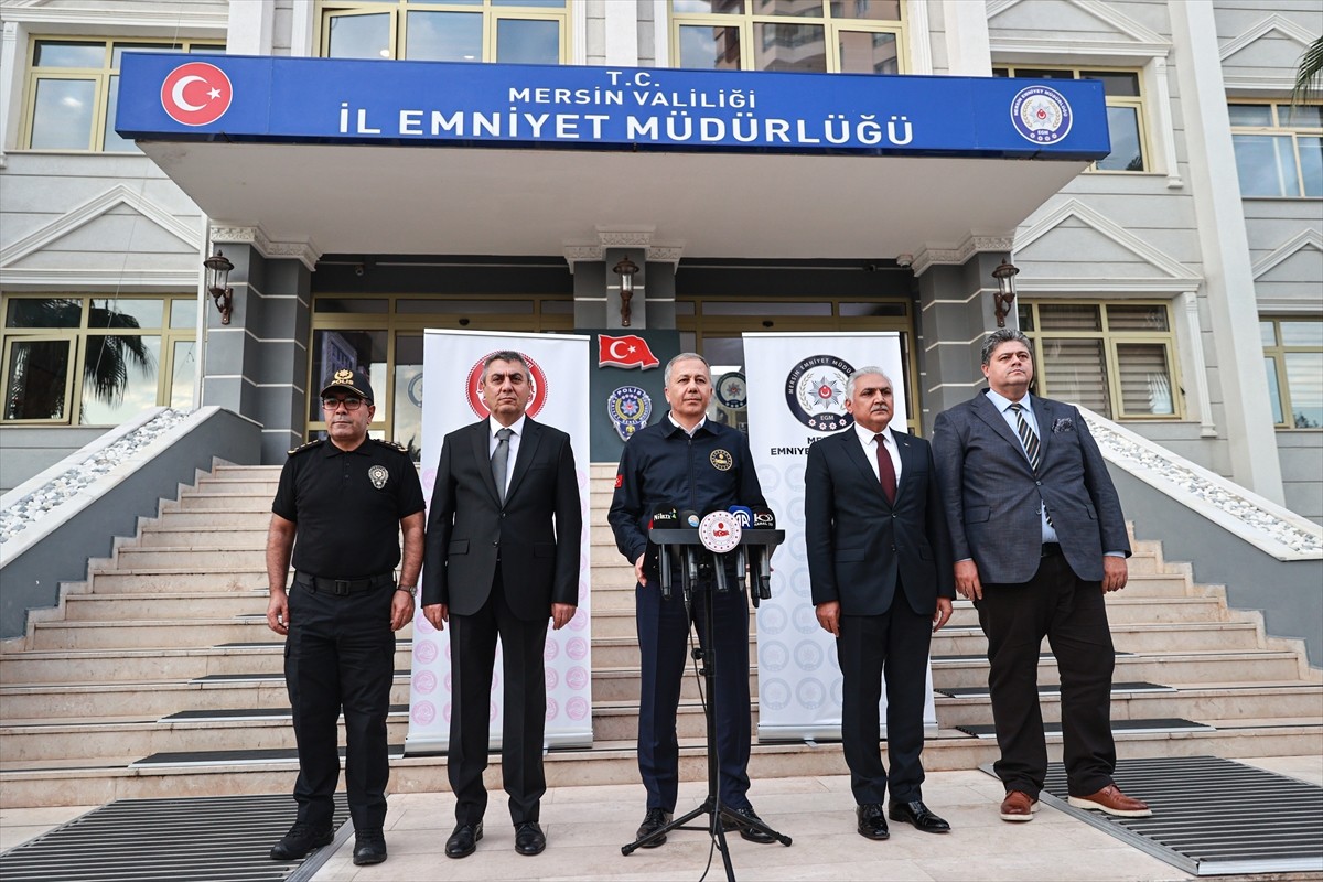 İçişleri Bakanı Ali Yerlikaya (sol 3), Mersin merkezli 10 ilde düzenlenen "Narkokapan Mersin"...