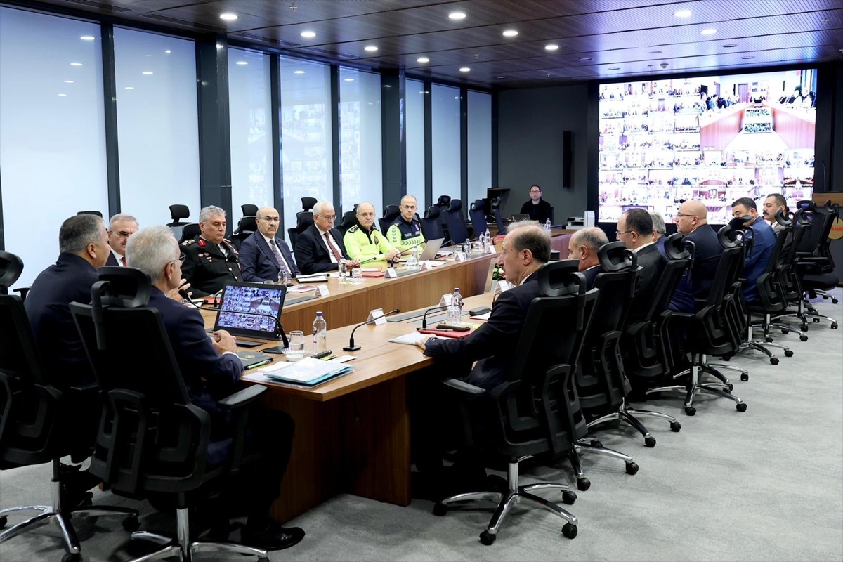 İçişleri Bakanı Ali Yerlikaya, Ulaştırma ve Altyapı Bakanı Abdülkadir Uraloğlu ile 81 ilin...