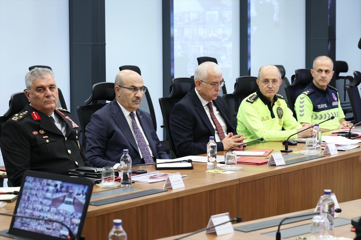 İçişleri Bakanı Ali Yerlikaya, Ulaştırma ve Altyapı Bakanı Abdülkadir Uraloğlu ile 81 ilin...