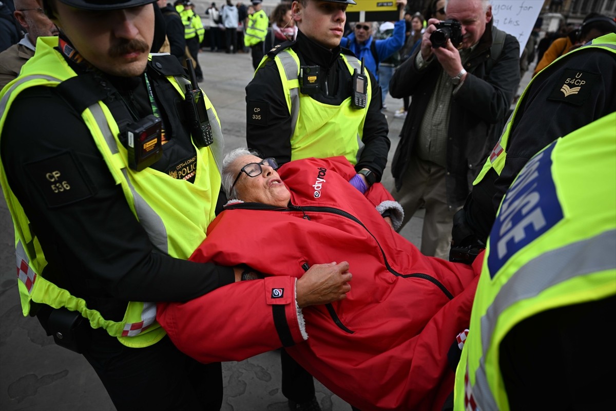 İngiltere’nin başkenti Londra’da Trafalgar Meydanı’nda toplanan göstericiler, Filistin...