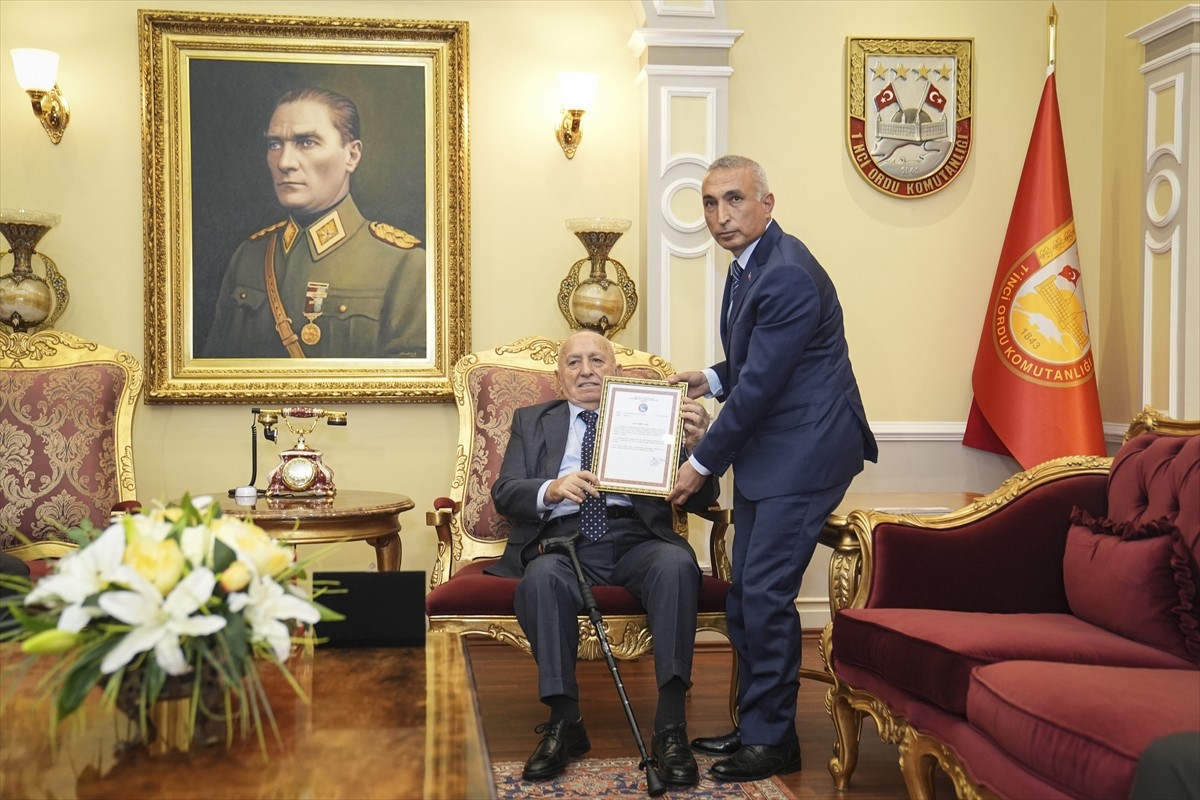 İş insanı İsmet Acar, Türk Silahlı Kuvvetleri (TSK) Dayanışma Vakfı'na 12 daire bağışladı. 1. Ordu...