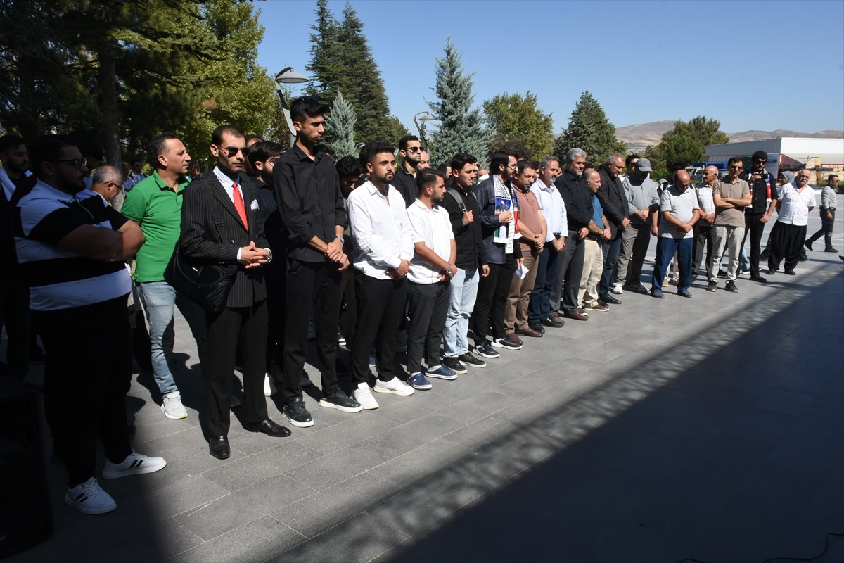 İsrail'in Gazze'ye insani yardım ulaştırmak için yola çıkan Küresel Sumud Filosu'na düzenlediği...