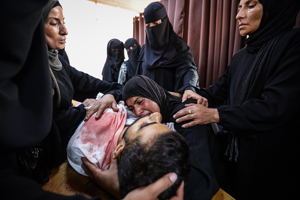 İsrail askerlerinin, ateşkese rağmen Gazze kentinin doğusundaki Et-Tuffah Mahallesi'ne düzenlediği...