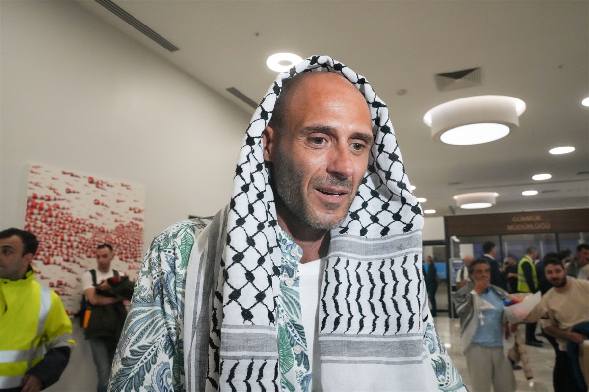 İsrail tarafından uluslararası sularda saldırıya uğrayıp alıkonulan Küresel Sumud Filosu'ndaki...