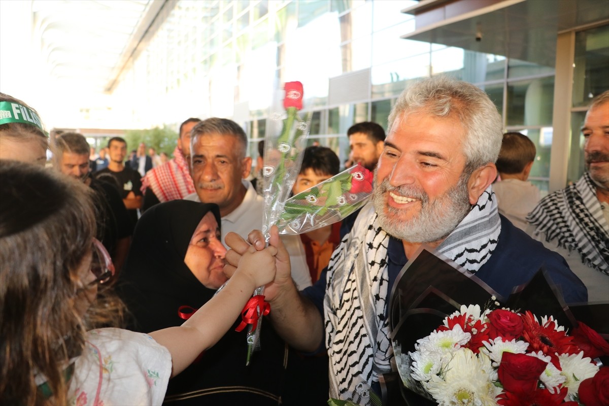 İsrail tarafından uluslararası sularda saldırıya uğrayıp alıkonulduktan sonra Türkiye'ye dönüşü...