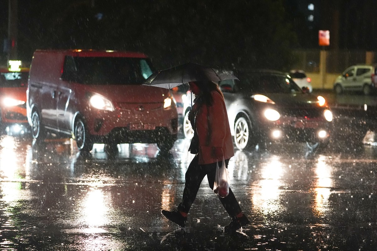 İstanbul'da bazı bölgelerde aralıklarla devam eden sağanak, hayatı olumsuz etkiliyor.
