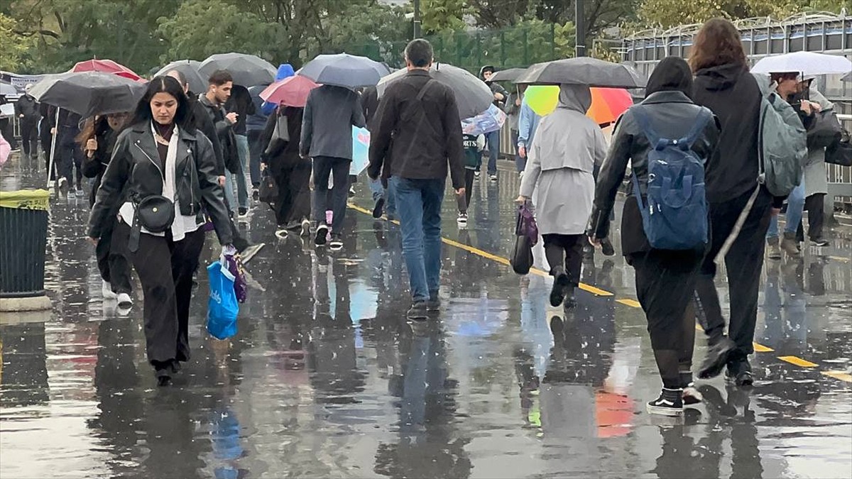 İstanbul'da haftanın dördüncü iş gününde bazı bölgelerde trafik yoğunluğu yaşanırken, Anadolu...