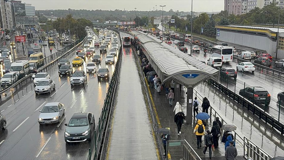 İstanbul'da haftanın dördüncü iş gününde bazı bölgelerde trafik yoğunluğu yaşanırken, Anadolu...