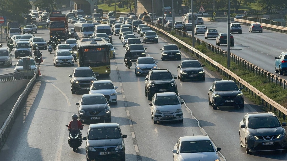 İstanbul'da haftanın üçüncü iş gününde ana arterler, caddeler ve ara yollarda trafik yoğunluğu...