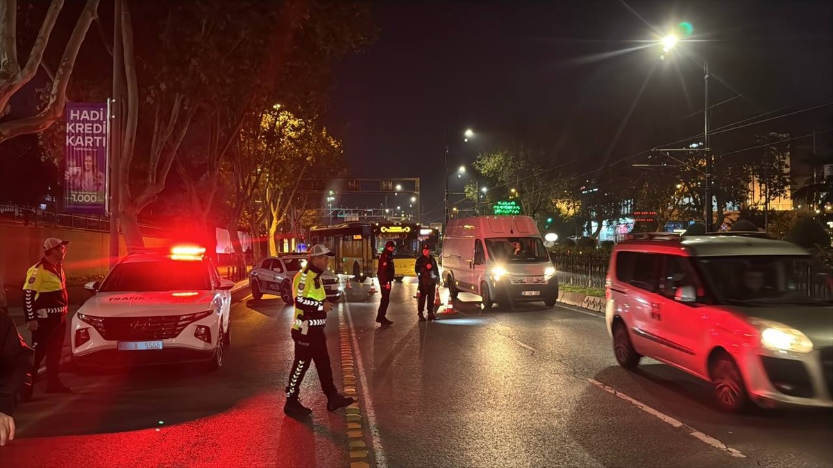 İstanbul'da polis ekipleri, kent genelinde asayişin sağlanması amacıyla "huzur" uygulaması yaptı....