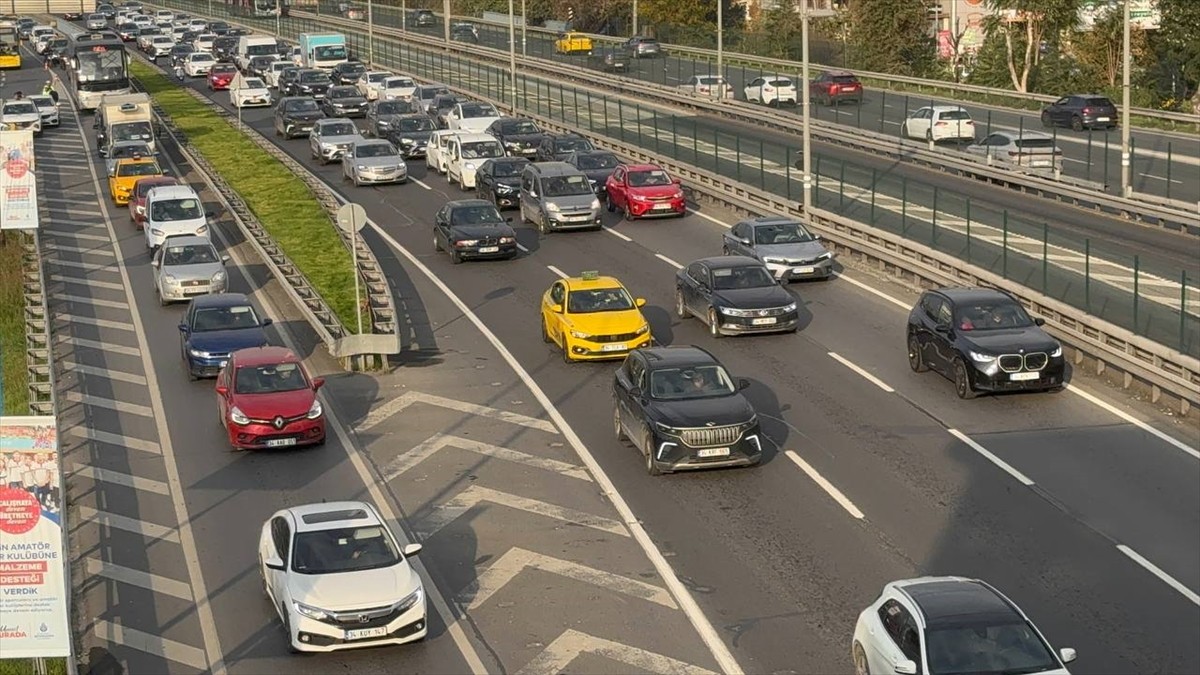 İstanbul'da, sabah saatlerinde ana arter, cadde ve ara yollarda trafik yoğunluğu yaşanıyor. Avrupa...