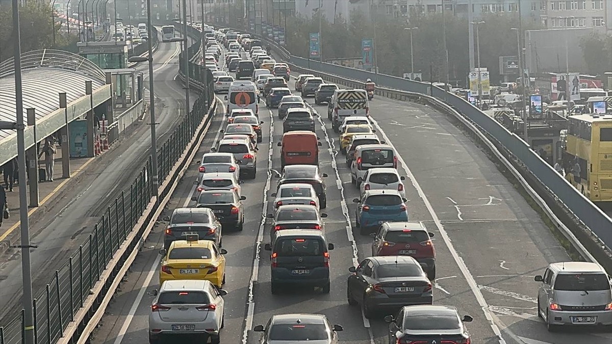 İstanbul'da, sabah saatlerinde ana arter, cadde ve ara yollarda trafik yoğunluğu yaşanıyor. Avrupa...