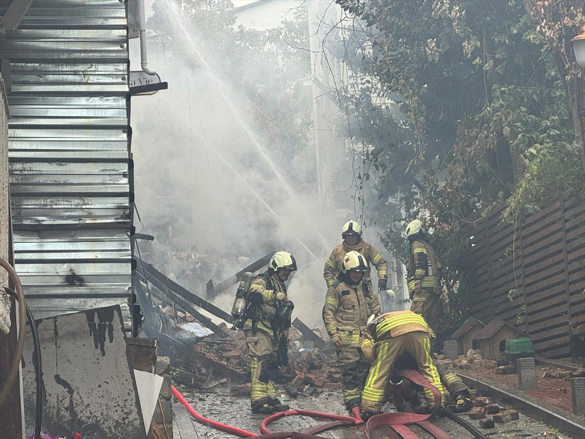İstanbul Beşiktaş'ta ahşap binada çıkan ve çevredeki bazı yapılara da sıçrayan yangına itfaiye...