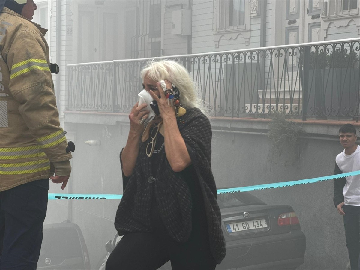 İstanbul Beşiktaş'ta ahşap binada çıkan ve çevredeki bazı yapılara da sıçrayan yangına itfaiye...
