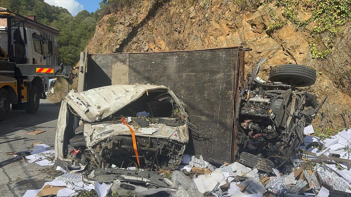 İstanbul Sarıyer'de şarampole devrilerek alt yola düşen kamyonetteki sürücü ve yanındaki kişi...