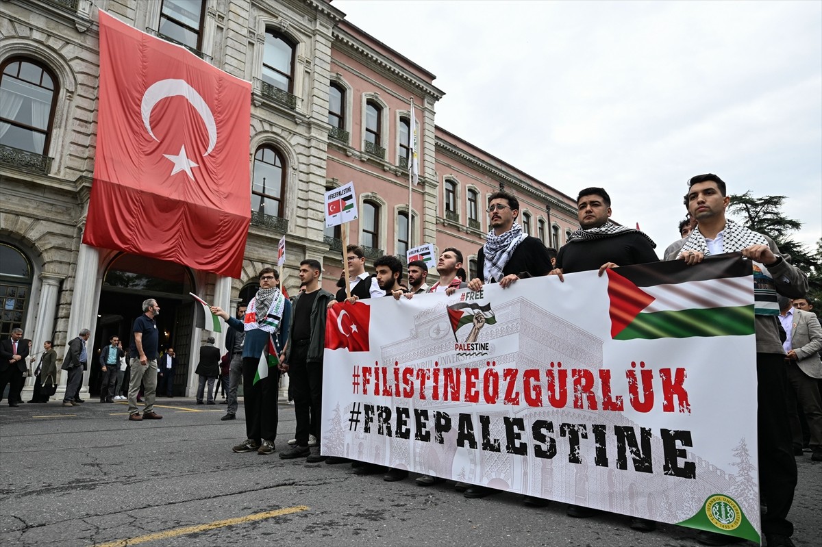 İstanbul Üniversitesi akademisyen ve öğrencilerince, İsrail'in Gazze'ye yönelik saldırılarını...