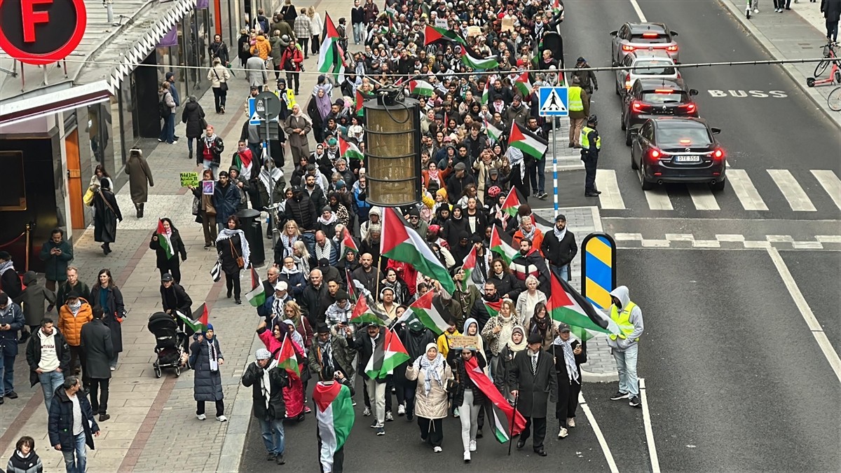 İsveç'in başkenti Stockholm'de bir araya gelen göstericiler, İsrail’in, insani yardım ulaştırmak...