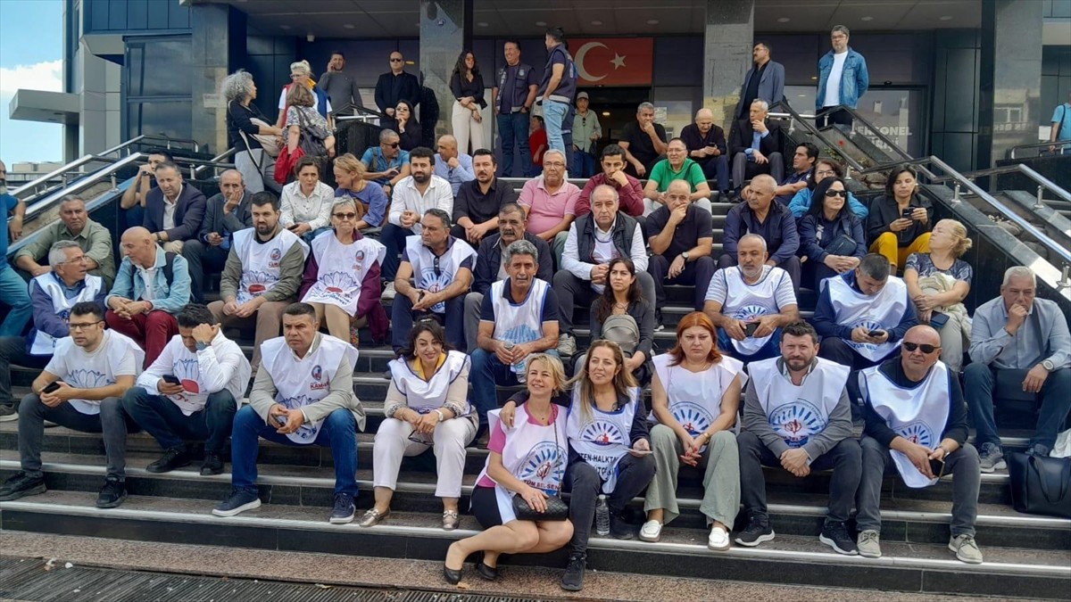 İzmir'de Buca Belediyesinde çalışan memurlar, 5 aydır maaşları ödenmediği gerekçesiyle belediye...