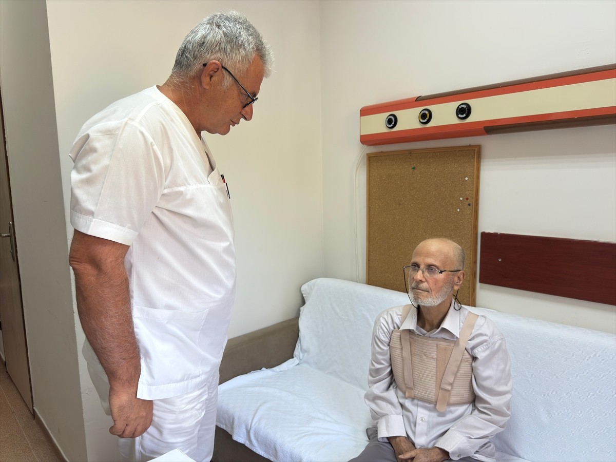 İzmir'de kalbi 3 kere duran 74 yaşındaki hasta, aynı anda aort damarı kapağının değiştirildiği...