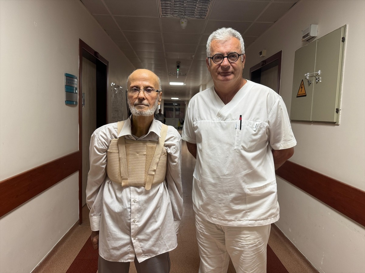 İzmir'de kalbi 3 kere duran 74 yaşındaki hasta, aynı anda aort damarı kapağının değiştirildiği...