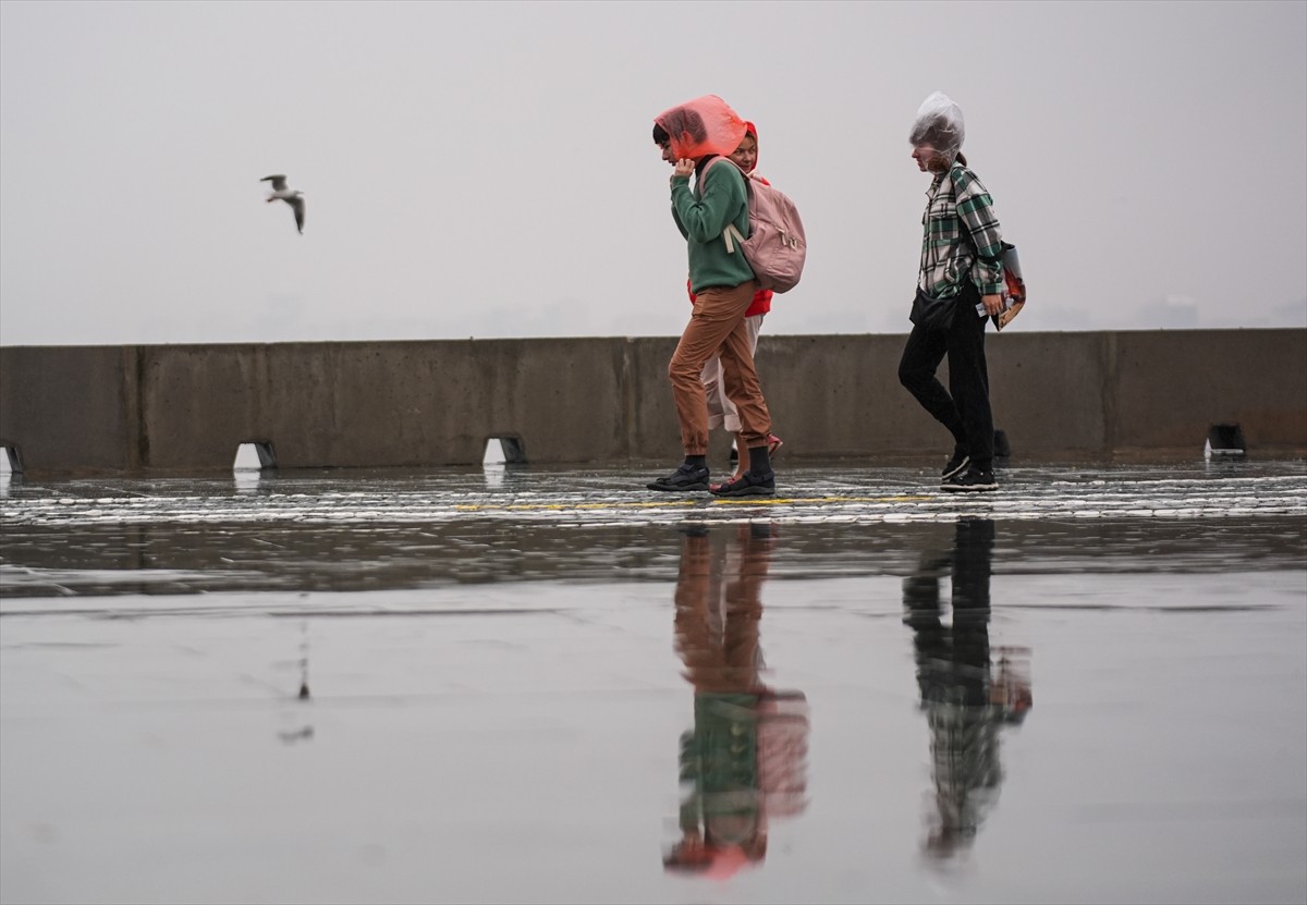 İzmir'de öğle saatlerinde yağmur yağdı. Bazı vatandaşlar yağmurdan kafalarına poşet takarak...