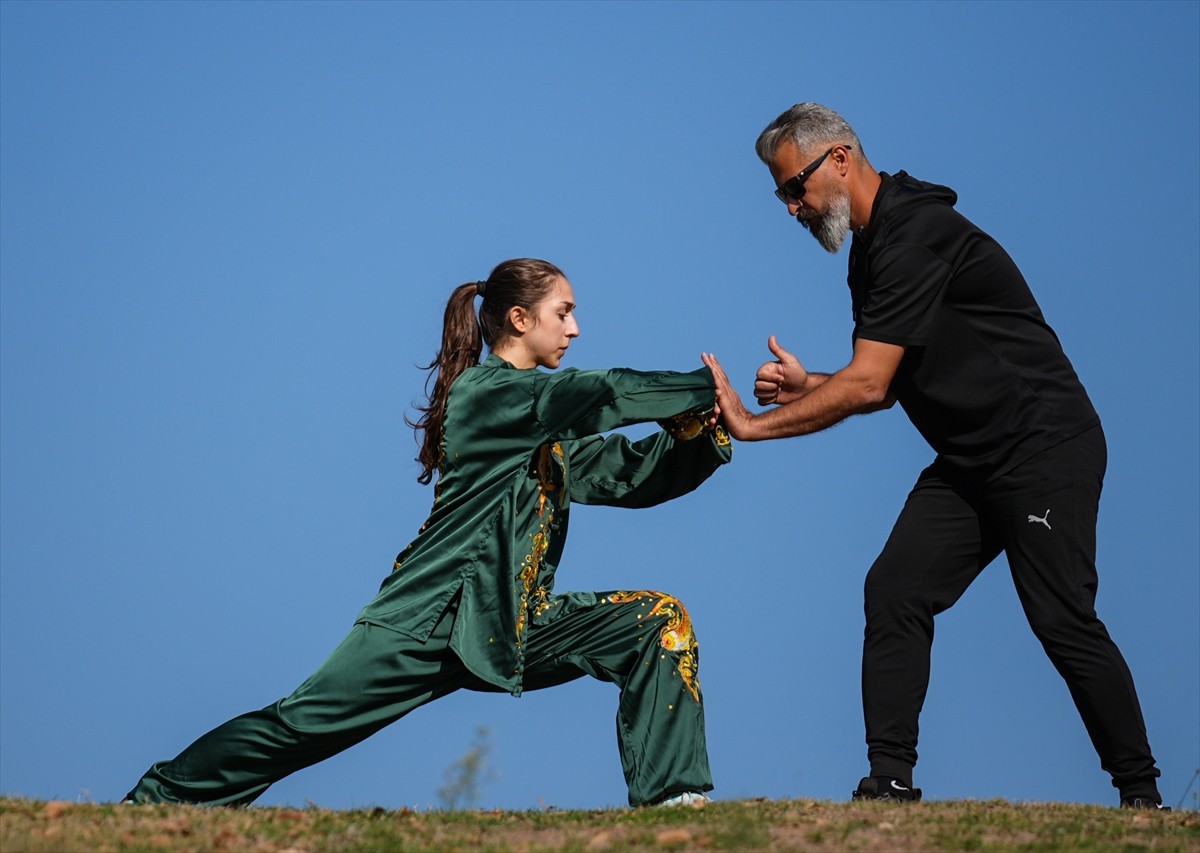 İzmir'de yaşayan Uzak Doğu kökenli tai chi sporcusu Liyne Nisa Akgül, park ve bahçelerde yaptığı...